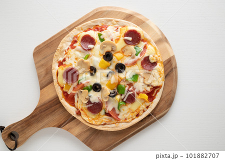 生地が薄いのが特徴ミラノ風ピザ 101882707