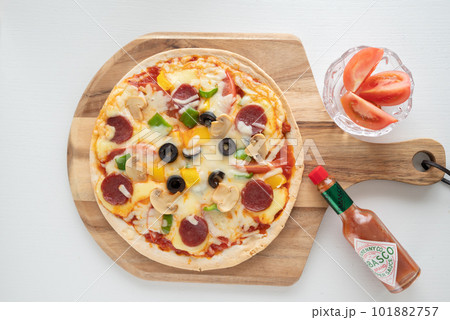 生地が薄いのが特徴ミラノ風ピザ 生地が薄いのが特徴ミラノ風ピザ 101882757