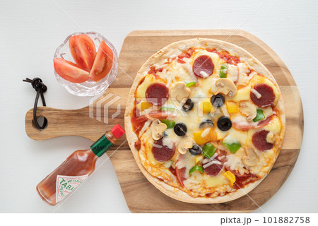 生地が薄いのが特徴ミラノ風ピザ 101882758