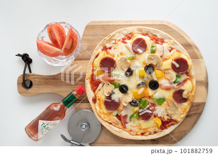 生地が薄いのが特徴ミラノ風ピザ 101882759