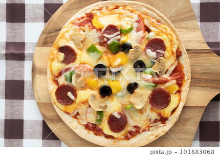 生地が薄いのが特徴ミラノ風ピザ 101883068