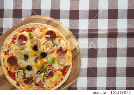 生地が薄いのが特徴ミラノ風ピザ 101883070