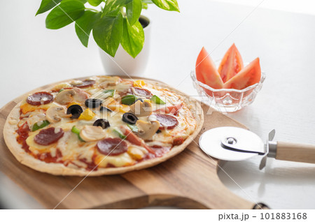 生地が薄いのが特徴ミラノ風ピザ 101883168