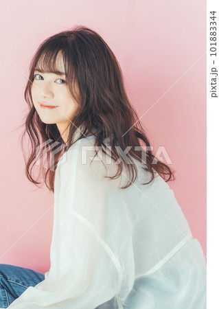 若い女性のヘアスタイルイメージ 101883344