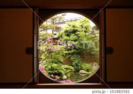 日本旅館の情緒溢れる丸い窓 和のイメージ 日本旅館の情緒溢れる丸い窓 和のイメージ 101883582