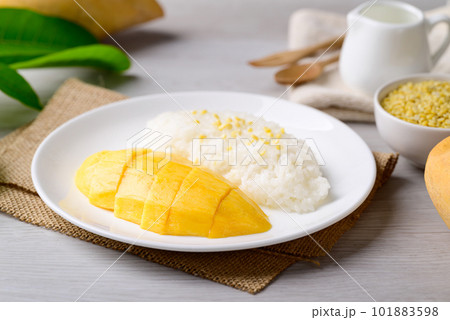 Mango sticky rice, Thai dessert (Khao Niew Mamuang) 101883598