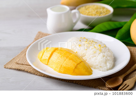 Mango sticky rice, Thai dessert (Khao Niew Mamuang) 101883600