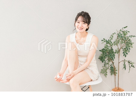 椅子に座ってペディキュア・フットネイル・ネイルオイルを塗るアジア人女性 椅子に座ってペディキュア・フットネイル・ネイルオイルを塗るアジア人女性 101883707