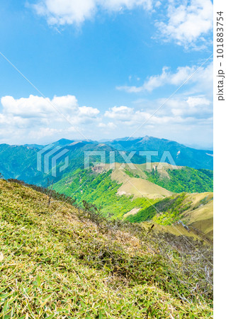 春の剣山登山(剣山~次郎笈の稜線から三嶺を望む) 春の剣山登山(剣山~次郎笈の稜線から三嶺を望む) 101883754