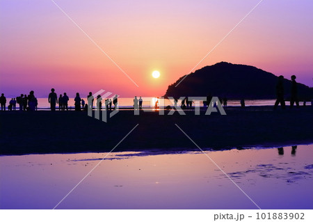 【香川県】夕暮れの父母ヶ浜(瀬戸内の天空の鏡)夕日の絶景で知られる観光名所 101883902