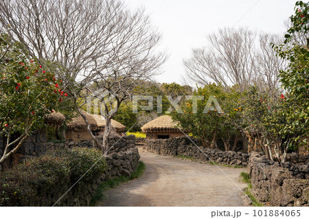 Korea's old traditional house style and traditional culture style Korea's old traditional house style and traditional culture style 101884065