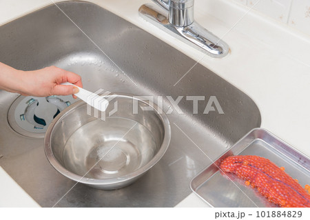 【イクラの醤油漬けを作るためにボウルに塩を入れる】 101884829