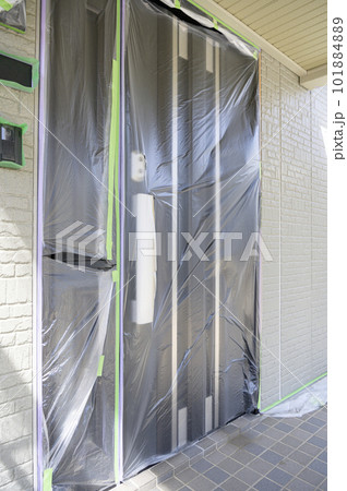 住宅リフォームの様子 外壁塗装のための養生 住宅リフォームの様子 外壁塗装のための養生 101884889