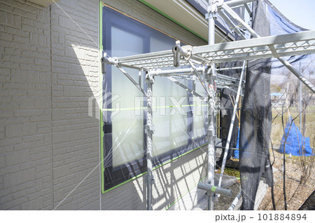 住宅リフォームの様子 外壁塗装のための養生 住宅リフォームの様子 外壁塗装のための養生 101884894