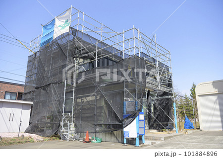 住宅リフォームの様子 外壁塗装のための養生 101884896