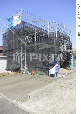 住宅リフォームの様子 外壁塗装のための養生 101884897