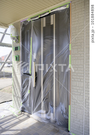 住宅リフォームの様子 外壁塗装のための養生 101884898