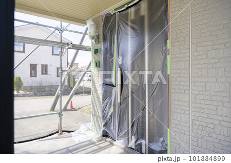 住宅リフォームの様子 外壁塗装のための養生 101884899