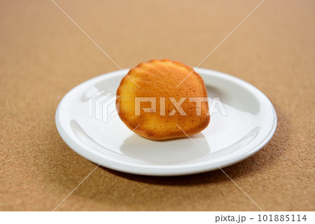 お皿にのせた焼き菓子 お皿にのせた焼き菓子 101885114