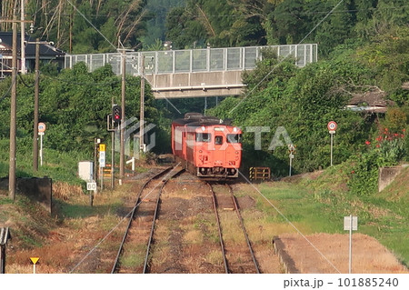 高水駅に入線する2両編成のキハ40 101885240