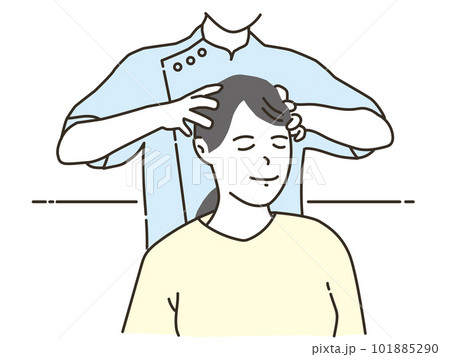 ヘッドマッサージをする整体師と女性患者 101885290