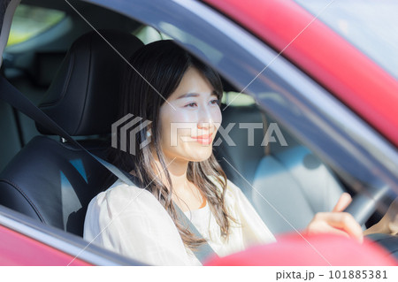 車を運転する女性 車を運転する女性 101885381