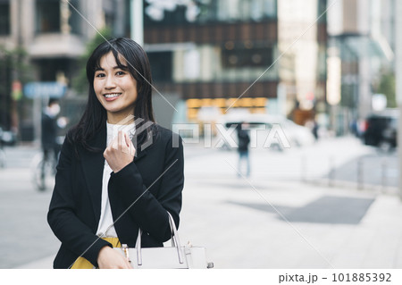 街を歩く若い女性 街を歩く若い女性 101885392
