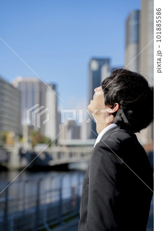 ビジネス 男性 青空 ビジネス 男性 青空 101885586