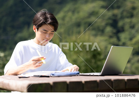 屋外で勉強中の学生 屋外で勉強中の学生 101886476