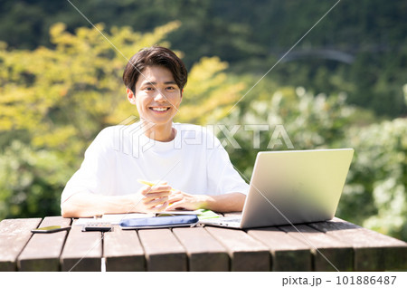 屋外で勉強中の学生 屋外で勉強中の学生 101886487