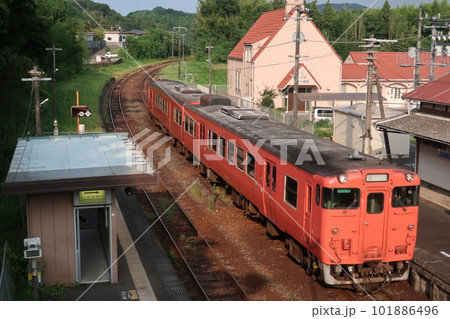 周防久保駅に停車中のディーゼルカー 周防久保駅に停車中のディーゼルカー 101886496