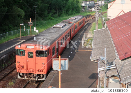 周防久保駅に停車中の2両編成のキハ47 周防久保駅に停車中の2両編成のキハ47 101886500