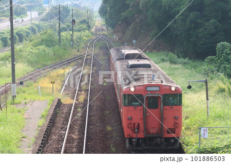 周防久保駅に進入する下り気動車 周防久保駅に進入する下り気動車 101886503