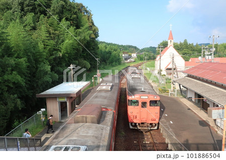 周防久保駅の出発待ちの上り気動車 周防久保駅の出発待ちの上り気動車 101886504