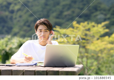 屋外で勉強中の学生 屋外で勉強中の学生 101886545
