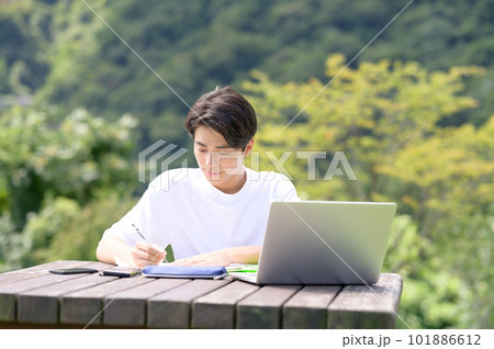 屋外で勉強中の学生 屋外で勉強中の学生 101886612
