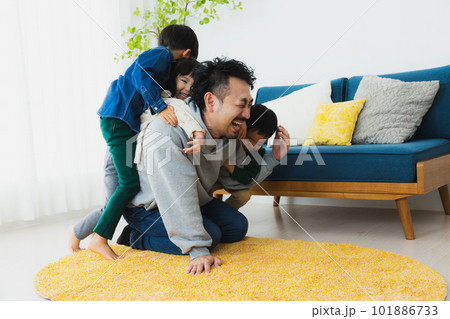 子供と遊んで大変なお父さん 101886733