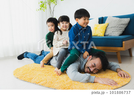 子供と遊んで大変なお父さん 101886737