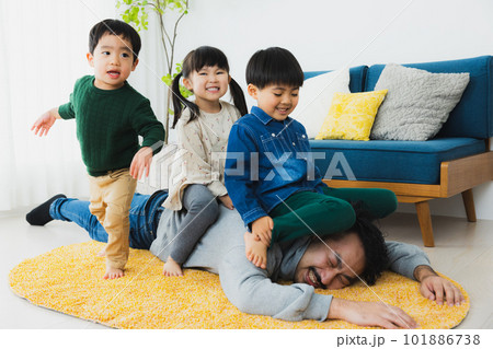 子供と遊んで大変なお父さん 101886738