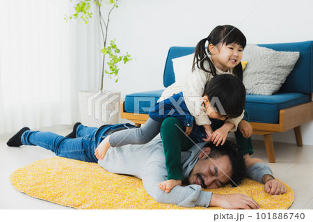 子供と遊んで大変なお父さん 子供と遊んで大変なお父さん 101886740