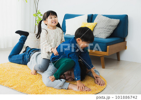 子供と遊んで大変なお父さん 101886742