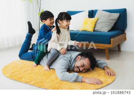 子供と遊んで大変なお父さん 101886743