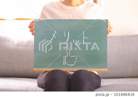 メリットの黒板を持つ女性 101886816