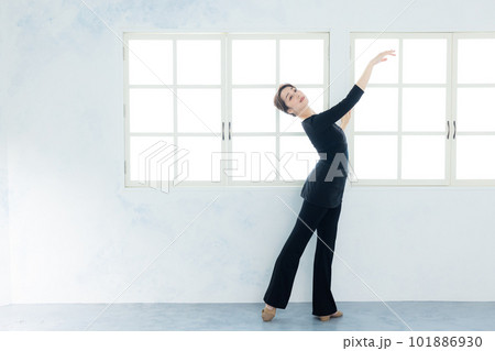 ダンサー　ストレッチ　 101886930