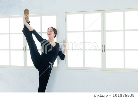 ダンサー　ストレッチ　 101886939