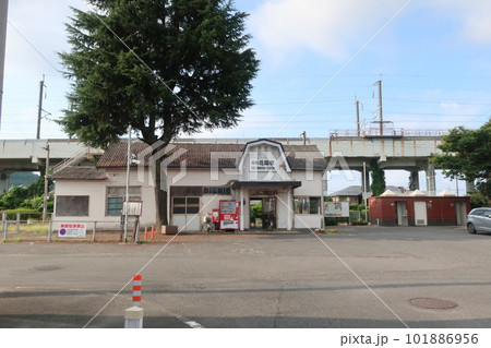 周防花岡駅舎と新幹線高架橋 周防花岡駅舎と新幹線高架橋 101886956