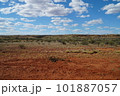 砂漠地帯の空と大地 101887057
