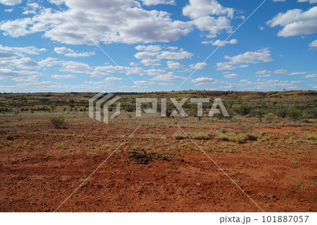 砂漠地帯の空と大地 101887057