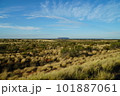 砂漠地帯の空と大地 101887061