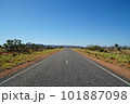 澄み渡る青空と道路 101887098